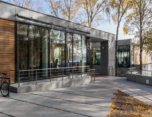 Beton architektoniczny na elewację — fasada nowoczesnego budynku ConcreAte