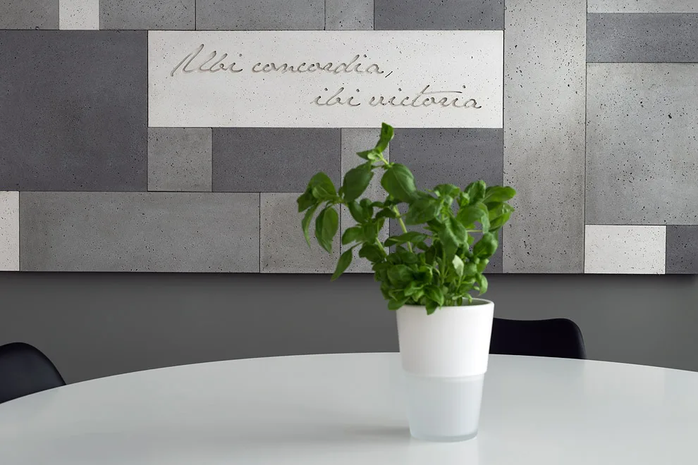 Dekoracja i logo z betonu architektonicznego concreAte pure, common i ash concreAte tetris / wklęsłodruk ConcreAte — Kancelaria MUSK / Cieszyn