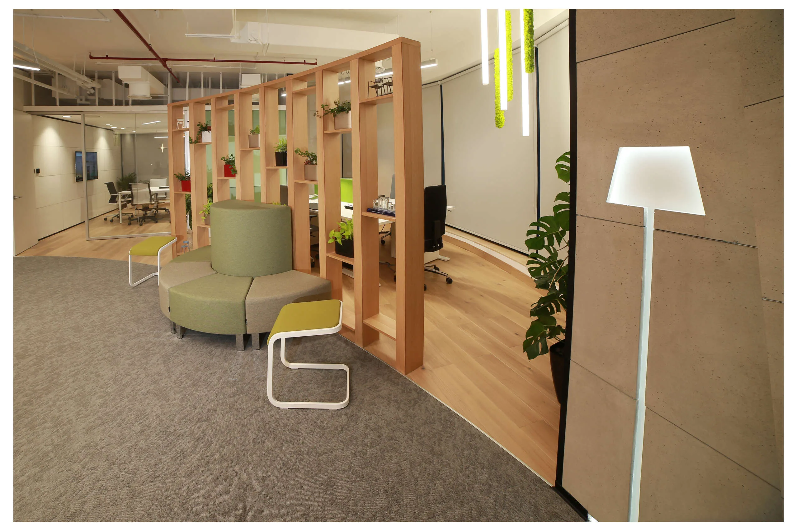 Beton dekoracyjny ConcreAte — realizacja Mg Gallery Showroom / Dubaj